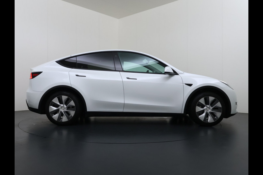 Tesla Model Y RWD 300PK LFP Accu SOH 92,5% Trekhaak Warmtepomp Leder Navi Ecc Adap.Cruise Panoramadak Camera's Stuur+Stoelverwarming Led Traffic-Aware Cruise Control Toybox Elek.Achterklep 1.600KG Trekgewicht 1e Eigenaar Origineel Nederlandse Auto