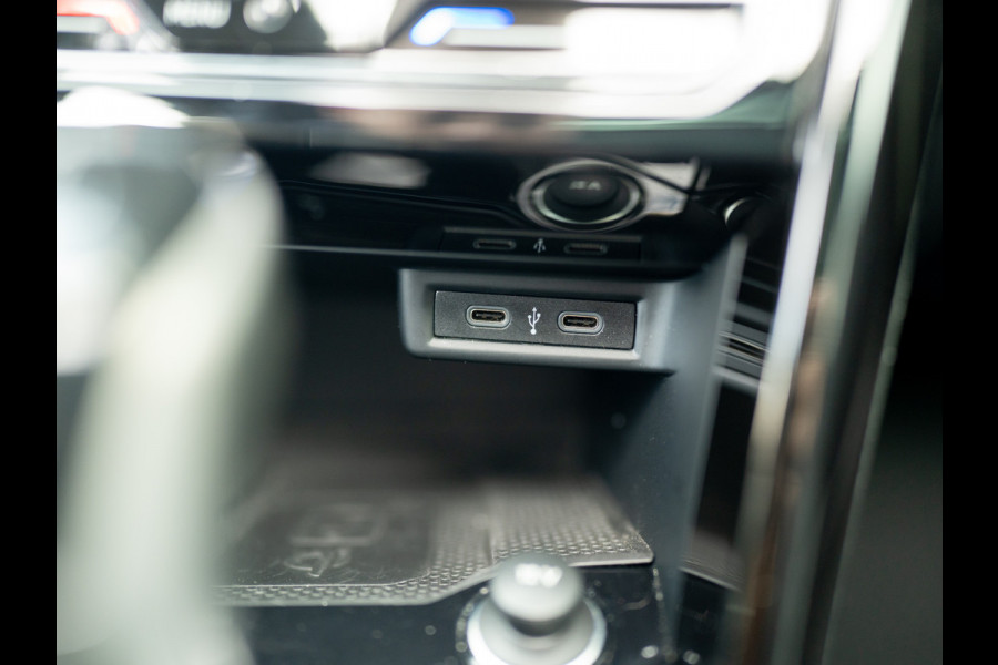 Volkswagen T-Roc 1.5 TSI R-Line Business+ | Pano | Afnb. Trekhaak | Keyless | Elk. A-klep | Side Assist | Camera | IQ Light | 19'' | Prijs Rijklaar!!