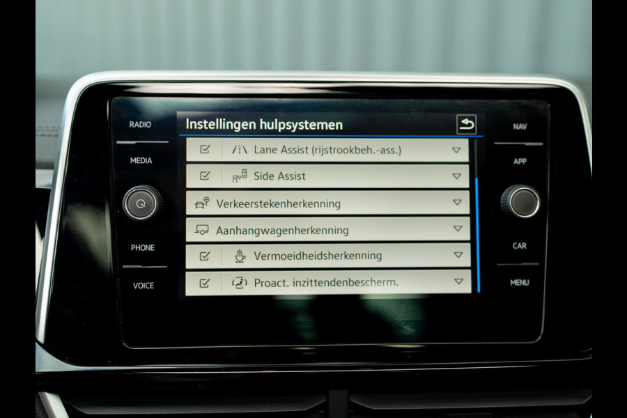 Volkswagen T-Roc 1.5 TSI R-Line Business+ | Pano | Afnb. Trekhaak | Keyless | Elk. A-klep | Side Assist | Camera | IQ Light | 19'' | Prijs Rijklaar!!