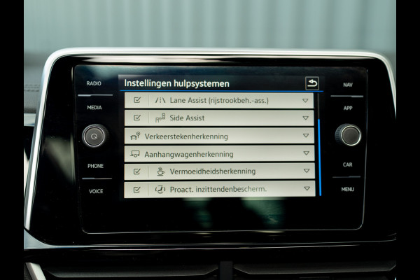 Volkswagen T-Roc 1.5 TSI R-Line Business+ | Pano | Afnb. Trekhaak | Keyless | Elk. A-klep | Side Assist | Camera | IQ Light | 19'' | Prijs Rijklaar!!