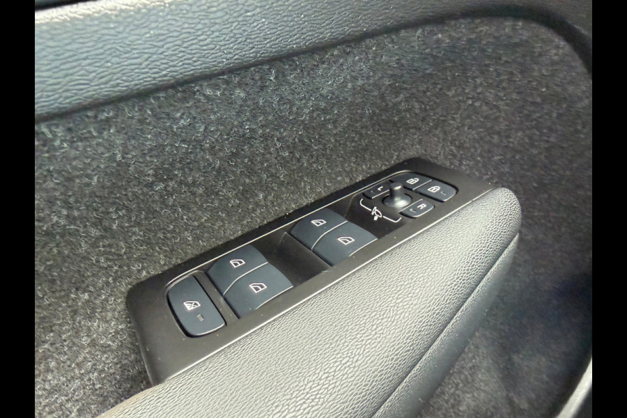 Volvo XC40 Recharge P8 AWD 408 pk R-Design, panoramadak, trekhaak, harman cardon, VOL OPTIES, NL auto met nap