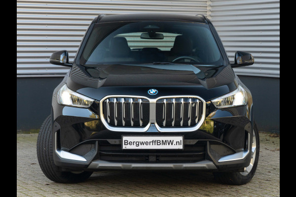 BMW iX1 xDrive30 - Trekhaak - Driving + Parking Ass - Stoelverwarming - Adaptief onderstel