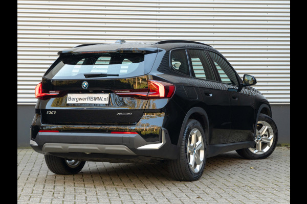 BMW iX1 xDrive30 - Trekhaak - Driving + Parking Ass - Stoelverwarming - Adaptief onderstel