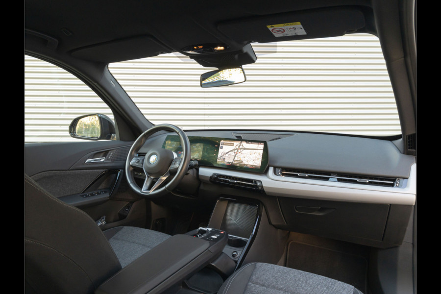 BMW iX1 xDrive30 - Trekhaak - Driving + Parking Ass - Stoelverwarming - Adaptief onderstel