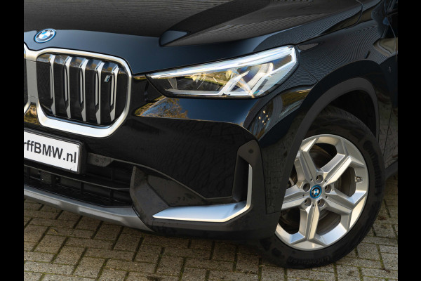 BMW iX1 xDrive30 - Trekhaak - Driving + Parking Ass - Stoelverwarming - Adaptief onderstel