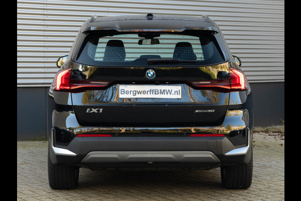 BMW iX1 xDrive30 - Trekhaak - Driving + Parking Ass - Stoelverwarming - Adaptief onderstel