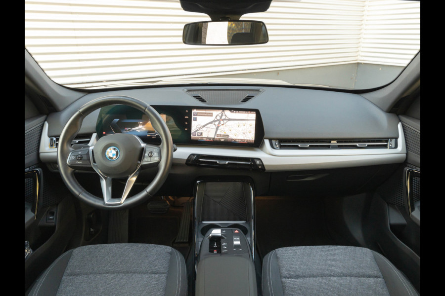 BMW iX1 xDrive30 - Trekhaak - Driving + Parking Ass - Stoelverwarming - Adaptief onderstel