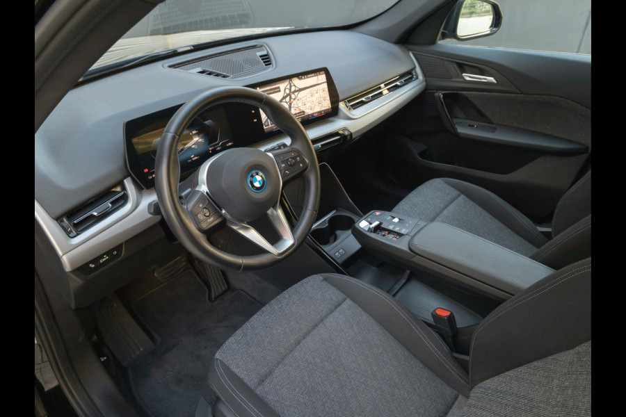 BMW iX1 xDrive30 - Trekhaak - Driving + Parking Ass - Stoelverwarming - Adaptief onderstel