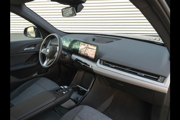 BMW iX1 xDrive30 - Trekhaak - Driving + Parking Ass - Stoelverwarming - Adaptief onderstel