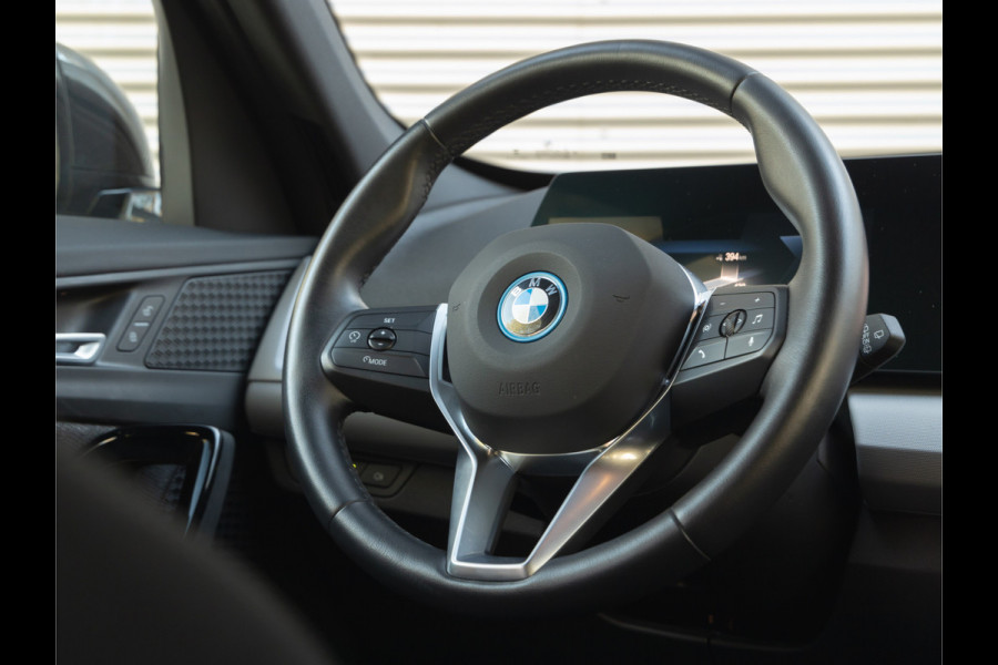BMW iX1 xDrive30 - Trekhaak - Driving + Parking Ass - Stoelverwarming - Adaptief onderstel