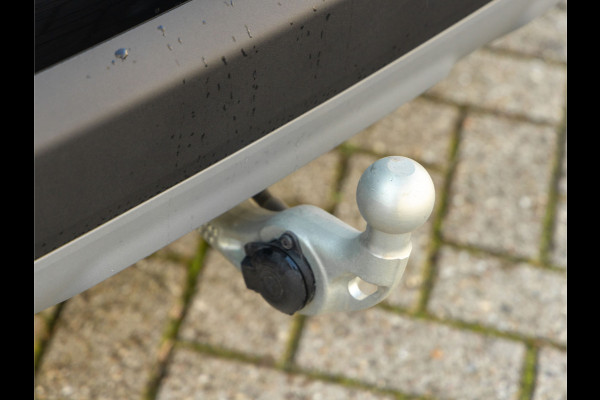BMW iX1 xDrive30 - Trekhaak - Driving + Parking Ass - Stoelverwarming - Adaptief onderstel