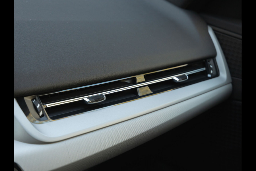 BMW iX1 xDrive30 - Trekhaak - Driving + Parking Ass - Stoelverwarming - Adaptief onderstel
