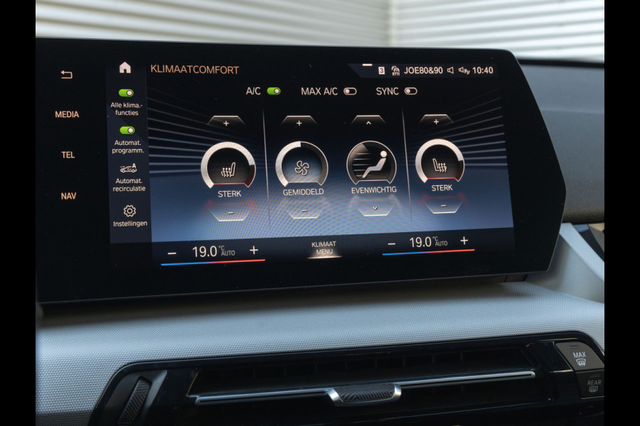 BMW iX1 xDrive30 - Trekhaak - Driving + Parking Ass - Stoelverwarming - Adaptief onderstel