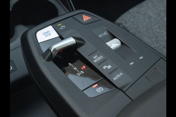 BMW iX1 xDrive30 - Trekhaak - Driving + Parking Ass - Stoelverwarming - Adaptief onderstel