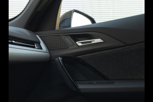 BMW iX1 xDrive30 - Trekhaak - Driving + Parking Ass - Stoelverwarming - Adaptief onderstel