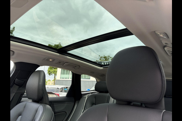 Volvo XC60 2.0 T8 Plug-in hybrid AWD Ultimate Dark Volvo XC60 VOLVO DEALER ONDERHOUDEN | PANODAK | ELEKTRISCHE TREKHAAK | CAMERA | STOEL- & STUURVERWARMING | HEAD-UP DISPLAY | MEMORY SEATS | HARMAN & KARDON | 20 INCH | RIJKLAAR + 12 MND BOVAG