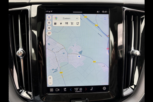 Volvo XC60 2.0 T8 Plug-in hybrid AWD Ultimate Dark Volvo XC60 VOLVO DEALER ONDERHOUDEN | PANODAK | ELEKTRISCHE TREKHAAK | CAMERA | STOEL- & STUURVERWARMING | HEAD-UP DISPLAY | MEMORY SEATS | HARMAN & KARDON | 20 INCH | RIJKLAAR + 12 MND BOVAG