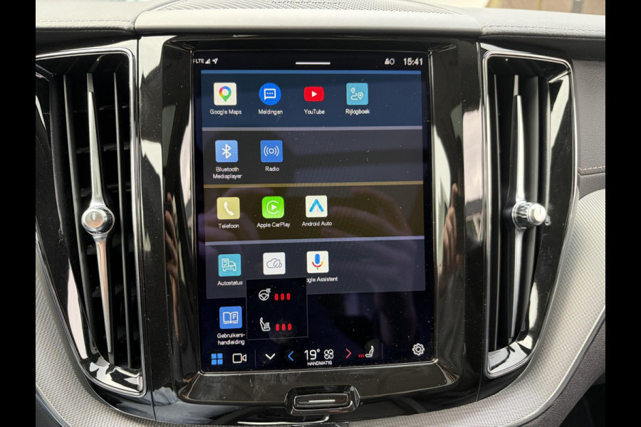 Volvo XC60 2.0 T8 Plug-in hybrid AWD Ultimate Dark Volvo XC60 VOLVO DEALER ONDERHOUDEN | PANODAK | ELEKTRISCHE TREKHAAK | CAMERA | STOEL- & STUURVERWARMING | HEAD-UP DISPLAY | MEMORY SEATS | HARMAN & KARDON | 20 INCH | RIJKLAAR + 12 MND BOVAG