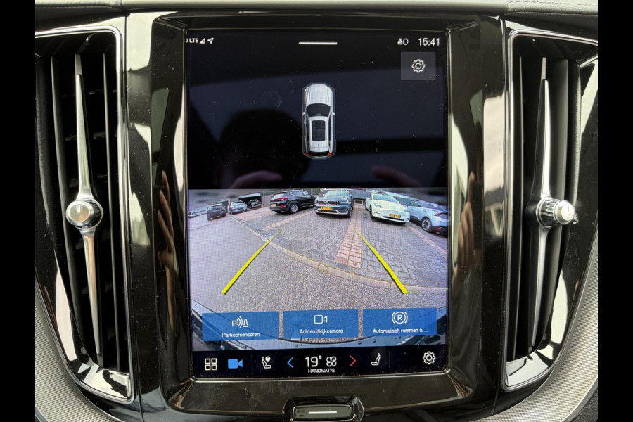 Volvo XC60 2.0 T8 Plug-in hybrid AWD Ultimate Dark Volvo XC60 VOLVO DEALER ONDERHOUDEN | PANODAK | ELEKTRISCHE TREKHAAK | CAMERA | STOEL- & STUURVERWARMING | HEAD-UP DISPLAY | MEMORY SEATS | HARMAN & KARDON | 20 INCH | RIJKLAAR + 12 MND BOVAG