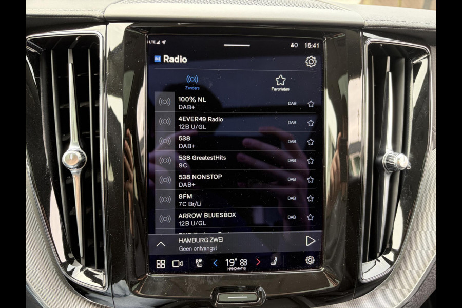 Volvo XC60 2.0 T8 Plug-in hybrid AWD Ultimate Dark Volvo XC60 VOLVO DEALER ONDERHOUDEN | PANODAK | ELEKTRISCHE TREKHAAK | CAMERA | STOEL- & STUURVERWARMING | HEAD-UP DISPLAY | MEMORY SEATS | HARMAN & KARDON | 20 INCH | RIJKLAAR + 12 MND BOVAG