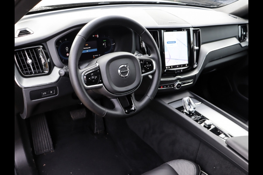 Volvo XC60 2.0 T8 Plug-in hybrid AWD Plus Dark (335kW/455PK) FULL (LUCHTVERING / PANO / TREKH) ** 1e EIG - Ex VOLVO) ** INFORMEER OOK NAAR ONZE AANTREKKELIJKE FINANCIAL-LEASE TARIEVEN **