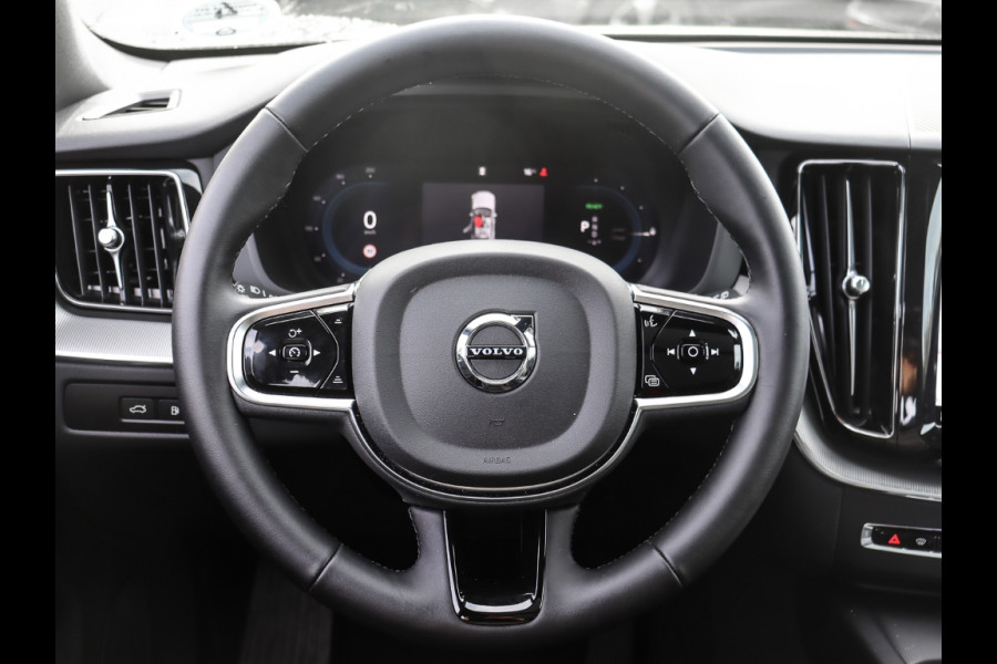 Volvo XC60 2.0 T8 Plug-in hybrid AWD Plus Dark (335kW/455PK) FULL (LUCHTVERING / PANO / TREKH) ** 1e EIG - Ex VOLVO) ** INFORMEER OOK NAAR ONZE AANTREKKELIJKE FINANCIAL-LEASE TARIEVEN **