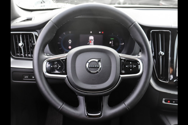 Volvo XC60 2.0 T8 Plug-in hybrid AWD Plus Dark (335kW/455PK) FULL (LUCHTVERING / PANO / TREKH) ** 1e EIG - Ex VOLVO) ** INFORMEER OOK NAAR ONZE AANTREKKELIJKE FINANCIAL-LEASE TARIEVEN **