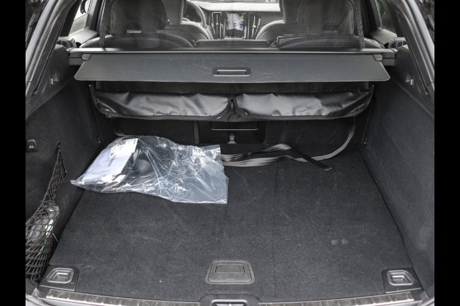 Volvo XC60 2.0 T8 Plug-in hybrid AWD Plus Dark (335kW/455PK) FULL (LUCHTVERING / PANO / TREKH) ** 1e EIG - Ex VOLVO) ** INFORMEER OOK NAAR ONZE AANTREKKELIJKE FINANCIAL-LEASE TARIEVEN **