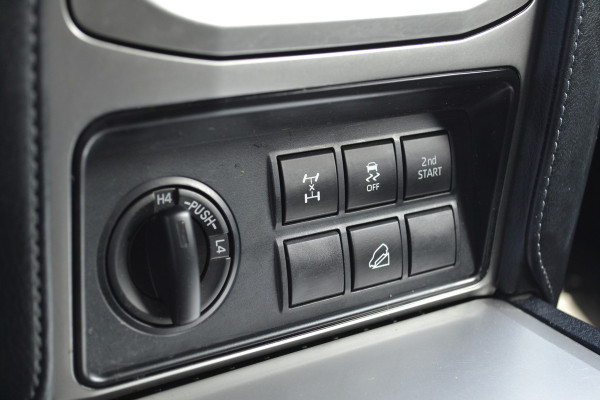 Toyota Land Cruiser 150 2.8 D-4D-F Professional Black line Window Van