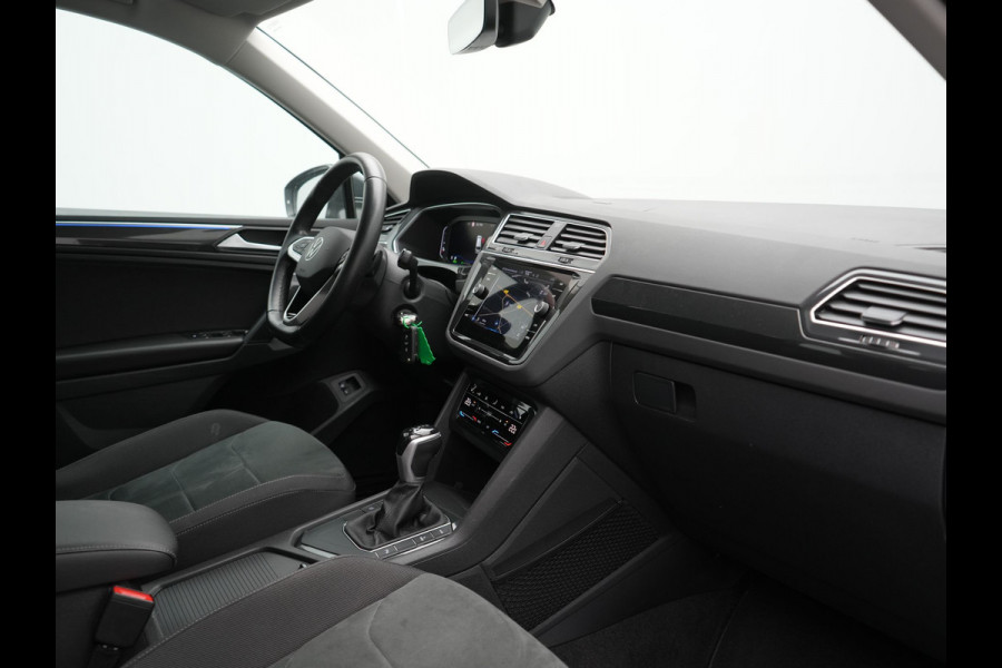 Volkswagen Tiguan 1.4 TSI eHybrid Elegance PHEV 245pk | Adaptive Cruise | Camera | Sfeerverlichting | Stoelen & Stuur Verwarmd | Apple Carplay | Navigatie | DAB | Virtual | Plug In Hybrid |