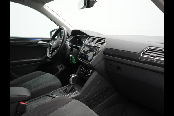 Volkswagen Tiguan 1.4 TSI eHybrid Elegance PHEV 245pk | Adaptive Cruise | Camera | Sfeerverlichting | Stoelen & Stuur Verwarmd | Apple Carplay | Navigatie | DAB | Virtual | Plug In Hybrid |
