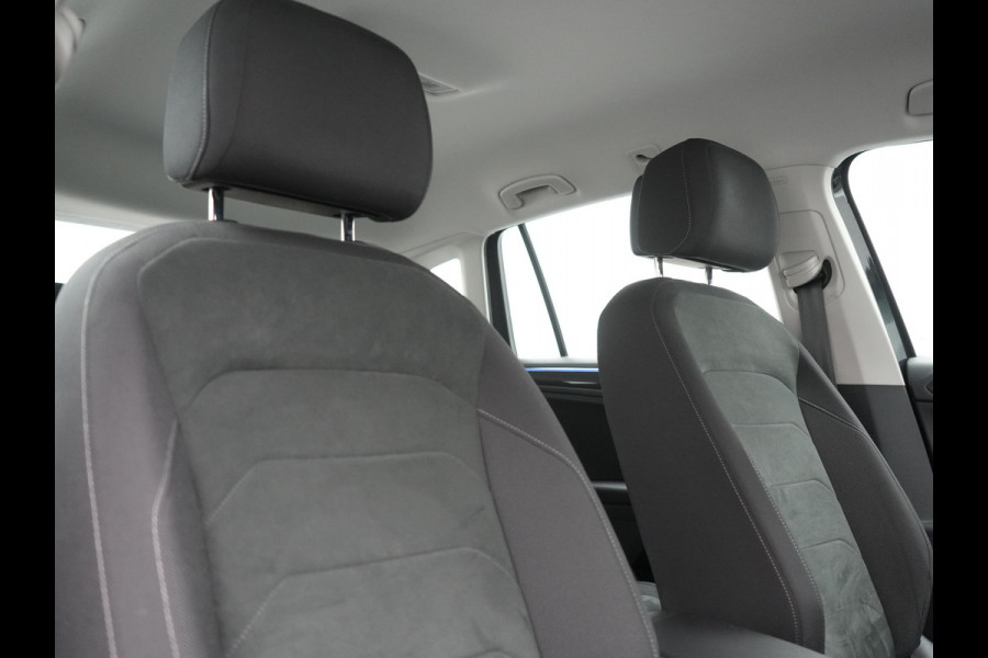Volkswagen Tiguan 1.4 TSI eHybrid Elegance PHEV 245pk | Adaptive Cruise | Camera | Sfeerverlichting | Stoelen & Stuur Verwarmd | Apple Carplay | Navigatie | DAB | Virtual | Plug In Hybrid |