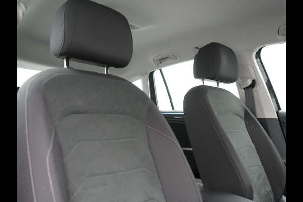 Volkswagen Tiguan 1.4 TSI eHybrid Elegance PHEV 245pk | Adaptive Cruise | Camera | Sfeerverlichting | Stoelen & Stuur Verwarmd | Apple Carplay | Navigatie | DAB | Virtual | Plug In Hybrid |