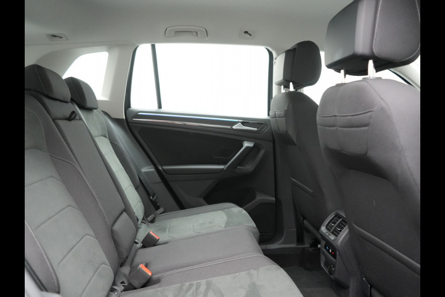 Volkswagen Tiguan 1.4 TSI eHybrid Elegance PHEV 245pk | Adaptive Cruise | Camera | Sfeerverlichting | Stoelen & Stuur Verwarmd | Apple Carplay | Navigatie | DAB | Virtual | Plug In Hybrid |