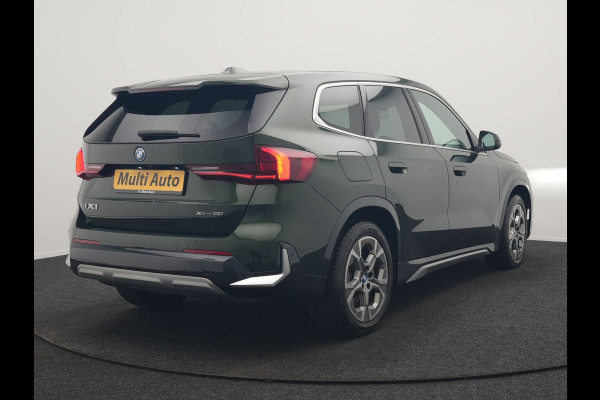 BMW iX1 xDrive30 xLine 67 kWh 306pk Dealer O.H. | Trekhaak Af Fabriek | Camera | Adaptief Onderstel | Lederen Sportstoelen Memory & Verwarmd | Sfeerverlichting | Apple Carplay | Blis | Navigatie | DAB | Virtual | Cruise Control |