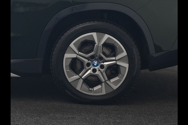 BMW iX1 xDrive30 xLine 67 kWh 306pk Dealer O.H. | Trekhaak Af Fabriek | Camera | Adaptief Onderstel | Lederen Sportstoelen Memory & Verwarmd | Sfeerverlichting | Apple Carplay | Blis | Navigatie | DAB | Virtual | Cruise Control |