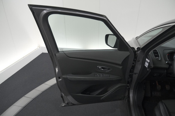 Renault Scénic TCe 130 Intens | Trekhaak | Panoramadak | Camera | Apple Carplay | Dodehoekdetectie