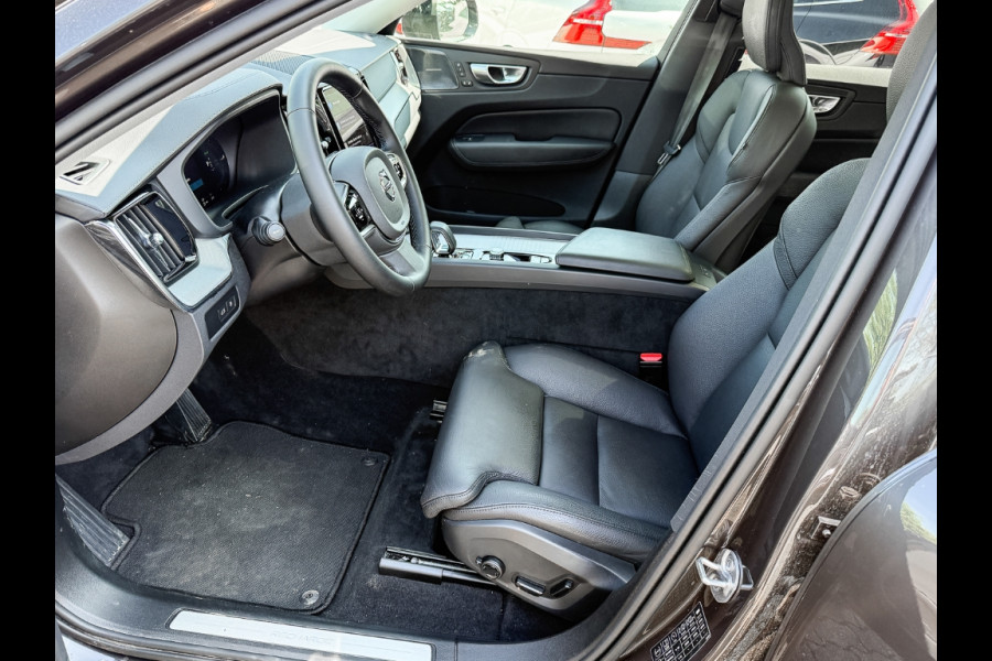 Volvo XC60 2.0 T8 Plug-in hybrid AWD Plus Dark (335kW/455PK) PANORAMA, WINTER, H&K, HuD ** 1e EIG - Ex VOLVO) ** INFORMEER OOK NAAR ONZE AANTREKKELIJKE FINANCIAL-LEASE TARIEVEN **