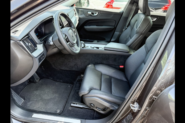 Volvo XC60 2.0 T8 Plug-in hybrid AWD Plus Dark (335kW/455PK) PANORAMA, WINTER, H&K, HuD ** 1e EIG - Ex VOLVO) ** INFORMEER OOK NAAR ONZE AANTREKKELIJKE FINANCIAL-LEASE TARIEVEN **