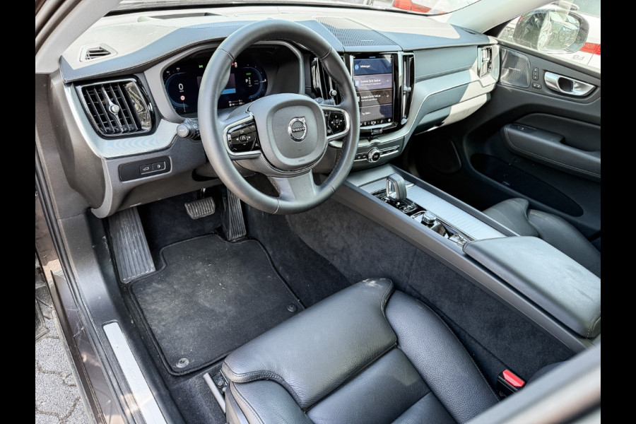 Volvo XC60 2.0 T8 Plug-in hybrid AWD Plus Dark (335kW/455PK) PANORAMA, WINTER, H&K, HuD ** 1e EIG - Ex VOLVO) ** INFORMEER OOK NAAR ONZE AANTREKKELIJKE FINANCIAL-LEASE TARIEVEN **