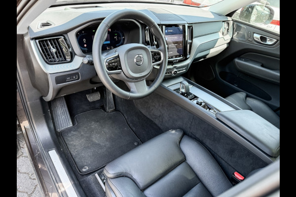 Volvo XC60 2.0 T8 Plug-in hybrid AWD Plus Dark (335kW/455PK) PANORAMA, WINTER, H&K, HuD ** 1e EIG - Ex VOLVO) ** INFORMEER OOK NAAR ONZE AANTREKKELIJKE FINANCIAL-LEASE TARIEVEN **
