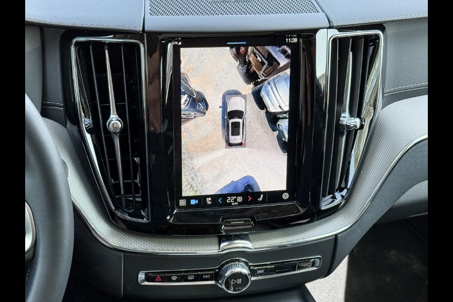Volvo XC60 2.0 T8 Plug-in hybrid AWD Plus Dark (335kW/455PK) PANORAMA, WINTER, H&K, HuD ** 1e EIG - Ex VOLVO) ** INFORMEER OOK NAAR ONZE AANTREKKELIJKE FINANCIAL-LEASE TARIEVEN **