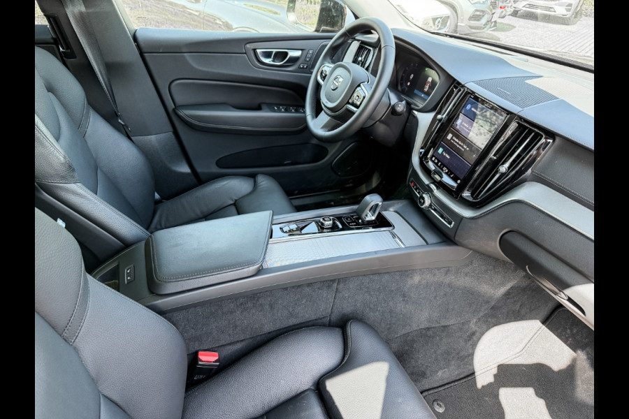 Volvo XC60 2.0 T8 Plug-in hybrid AWD Plus Dark (335kW/455PK) PANORAMA, WINTER, H&K, HuD ** 1e EIG - Ex VOLVO) ** INFORMEER OOK NAAR ONZE AANTREKKELIJKE FINANCIAL-LEASE TARIEVEN **
