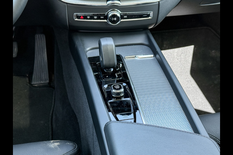Volvo XC60 2.0 T8 Plug-in hybrid AWD Plus Dark (335kW/455PK) PANORAMA, WINTER, H&K, HuD ** 1e EIG - Ex VOLVO) ** INFORMEER OOK NAAR ONZE AANTREKKELIJKE FINANCIAL-LEASE TARIEVEN **