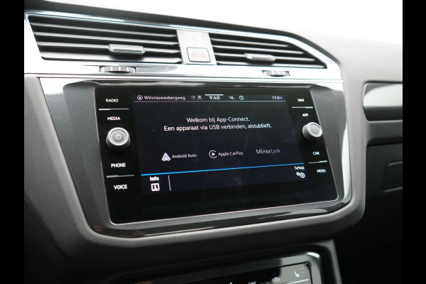 Volkswagen Tiguan 1.4 TSI eHybrid Elegance PHEV 245pk | Adaptive Cruise | Camera | Sfeerverlichting | Stoelen & Stuur Verwarmd | Apple Carplay | Navigatie | DAB | Virtual | Plug In Hybrid |