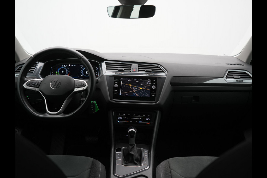 Volkswagen Tiguan 1.4 TSI eHybrid Elegance PHEV 245pk | Adaptive Cruise | Camera | Sfeerverlichting | Stoelen & Stuur Verwarmd | Apple Carplay | Navigatie | DAB | Virtual | Plug In Hybrid |