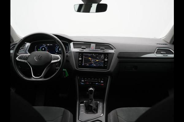 Volkswagen Tiguan 1.4 TSI eHybrid Elegance PHEV 245pk | Adaptive Cruise | Camera | Sfeerverlichting | Stoelen & Stuur Verwarmd | Apple Carplay | Navigatie | DAB | Virtual | Plug In Hybrid |