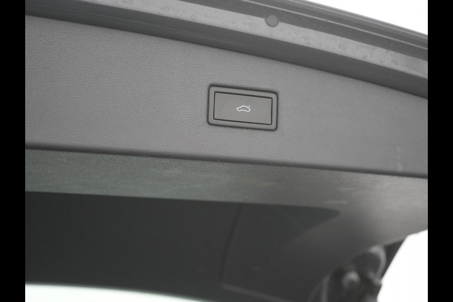 Volkswagen Tiguan 1.4 TSI eHybrid Elegance PHEV 245pk | Adaptive Cruise | Camera | Sfeerverlichting | Stoelen & Stuur Verwarmd | Apple Carplay | Navigatie | DAB | Virtual | Plug In Hybrid |