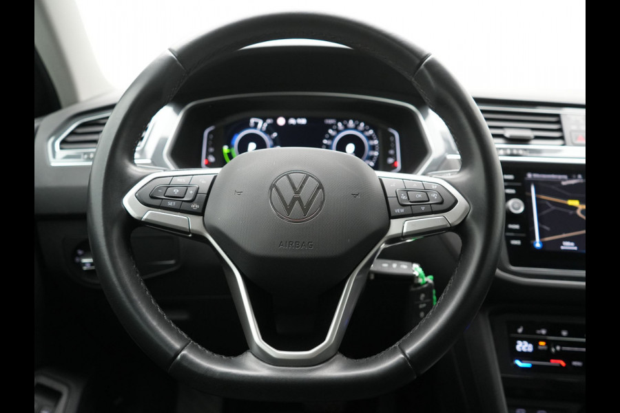 Volkswagen Tiguan 1.4 TSI eHybrid Elegance PHEV 245pk | Adaptive Cruise | Camera | Sfeerverlichting | Stoelen & Stuur Verwarmd | Apple Carplay | Navigatie | DAB | Virtual | Plug In Hybrid |