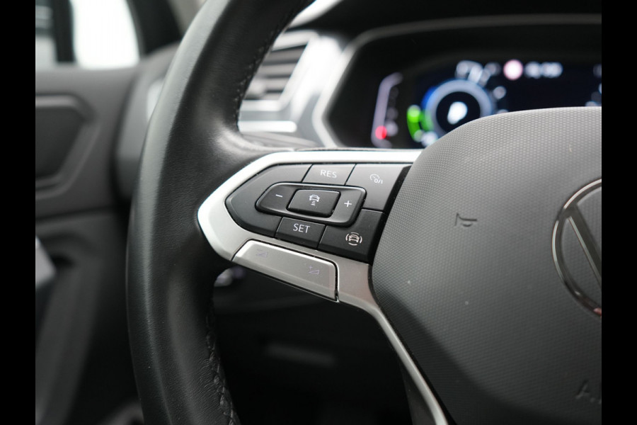 Volkswagen Tiguan 1.4 TSI eHybrid Elegance PHEV 245pk | Adaptive Cruise | Camera | Sfeerverlichting | Stoelen & Stuur Verwarmd | Apple Carplay | Navigatie | DAB | Virtual | Plug In Hybrid |